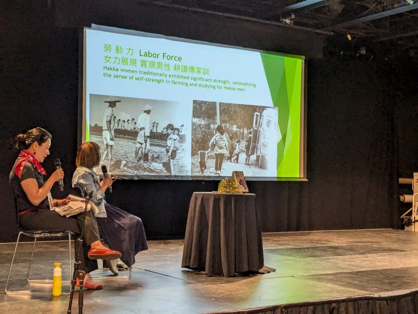 台灣作家張典婉（圖左靠近螢幕者）講述台灣客家女性的經歷