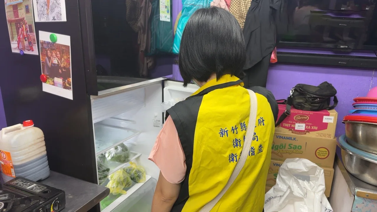 衛生局人員已採檢食材送驗,針對攤商砧板等餐具環境採檢。新竹縣政府提供