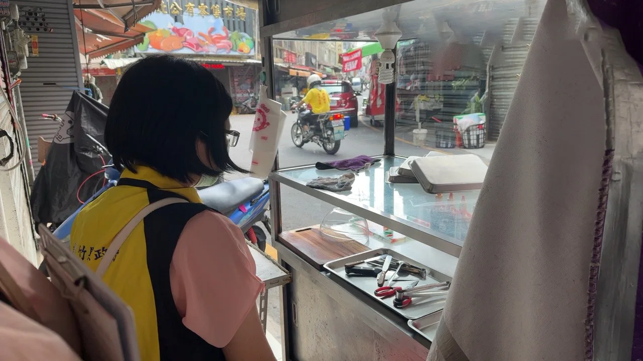 衛生局人員已採檢食材送驗,針對攤商砧板等餐具環境採檢。新竹縣政府提供