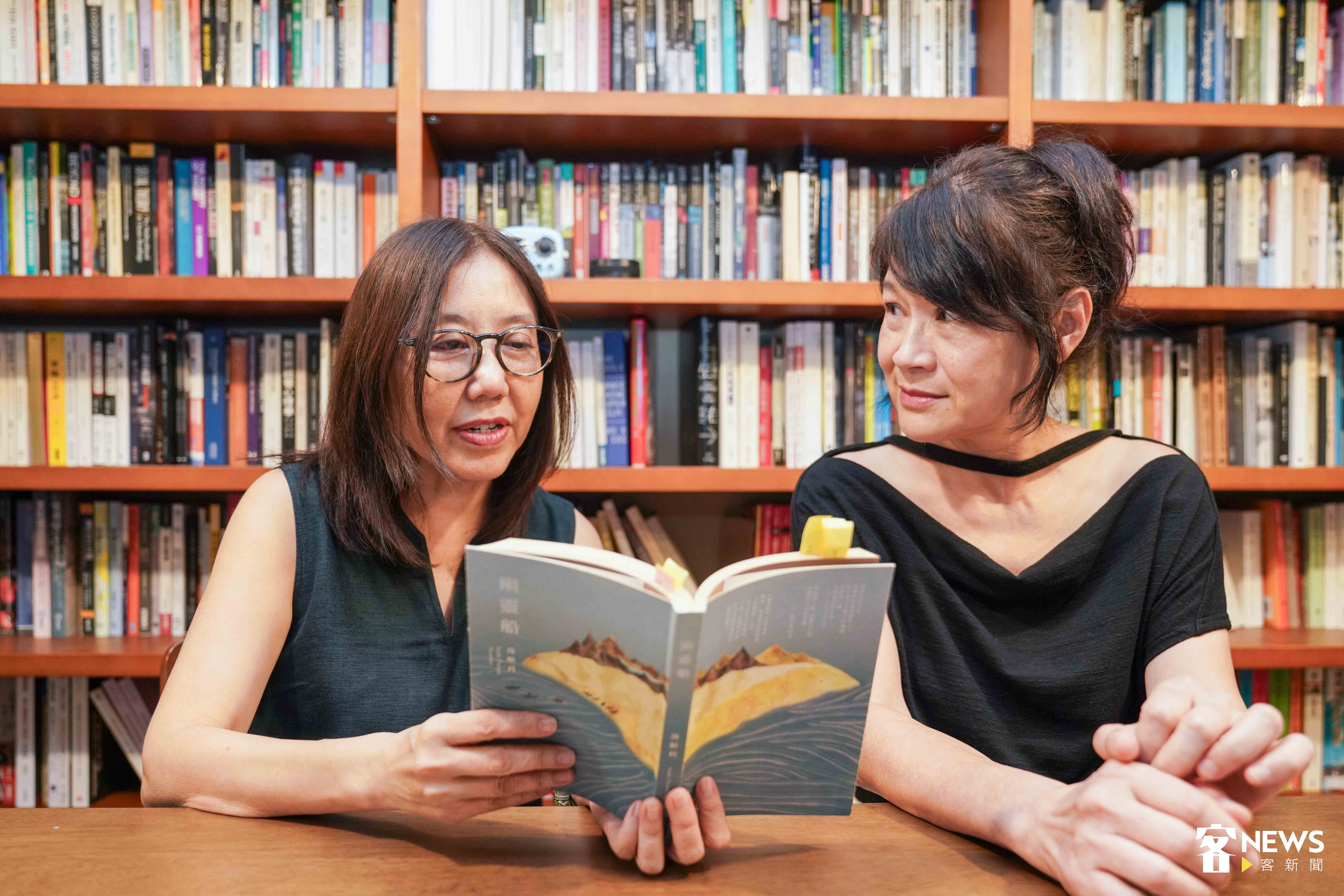 印尼客家裔作家湯順利的小說《幽靈船》，帶給鍾適芳（左）、羅思容（右）創作啟發。范修語攝