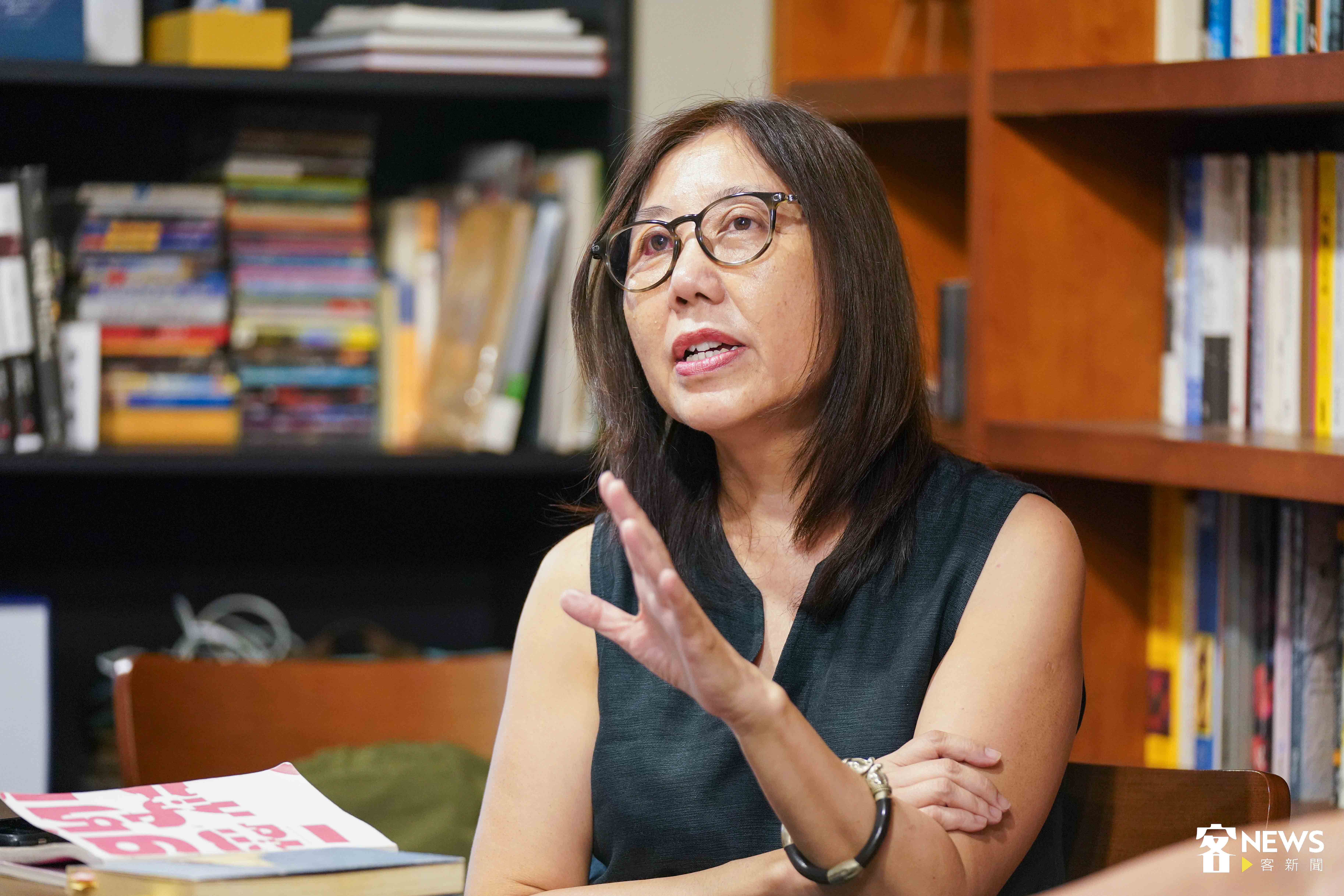鍾適芳用音樂、影像、詩歌與劇場，述說客家連結當今國際移動的故事。范修語攝