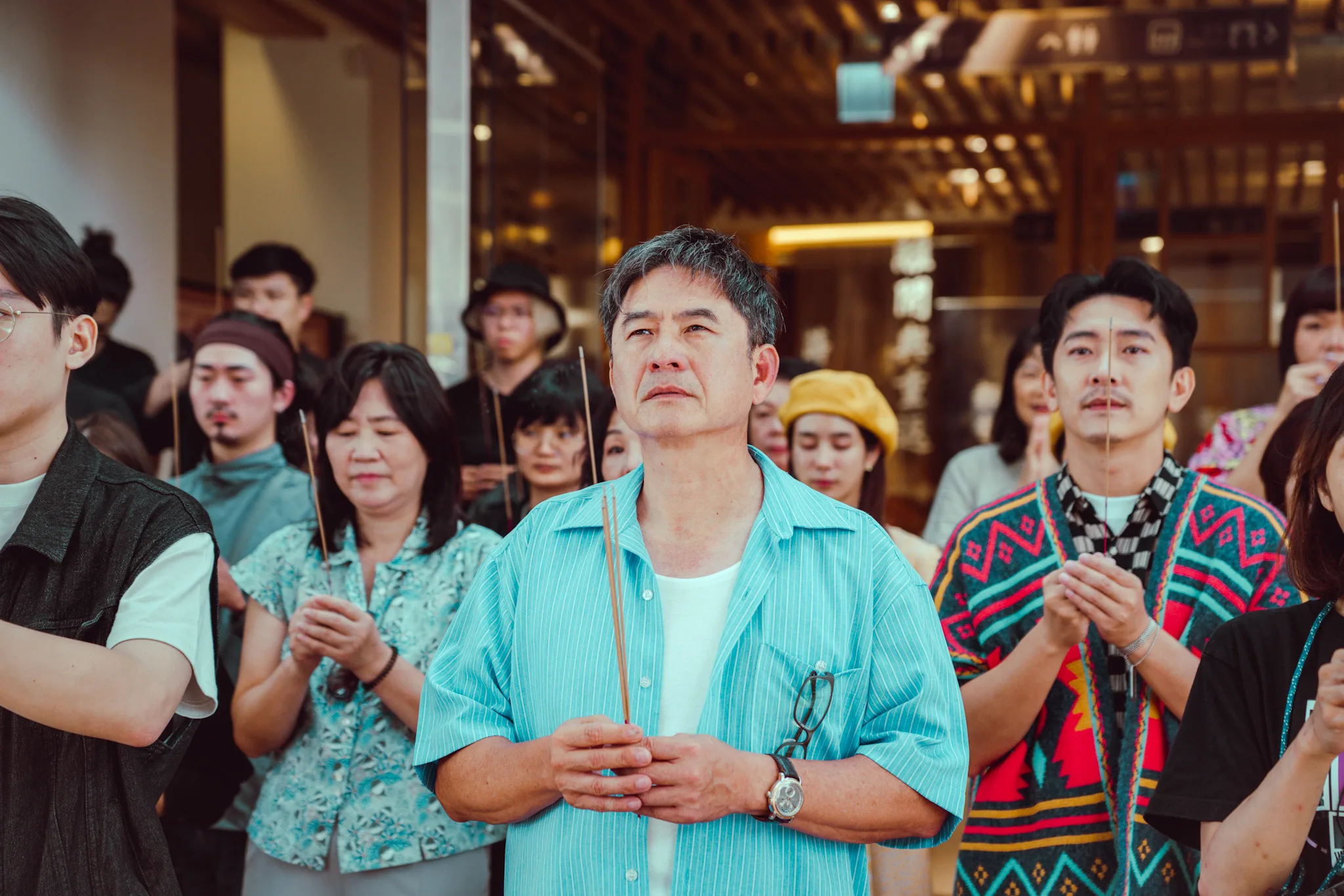 駐村小隊隊長洪都拉斯帶領所有參與人員祈求演出順利。客家電視提供