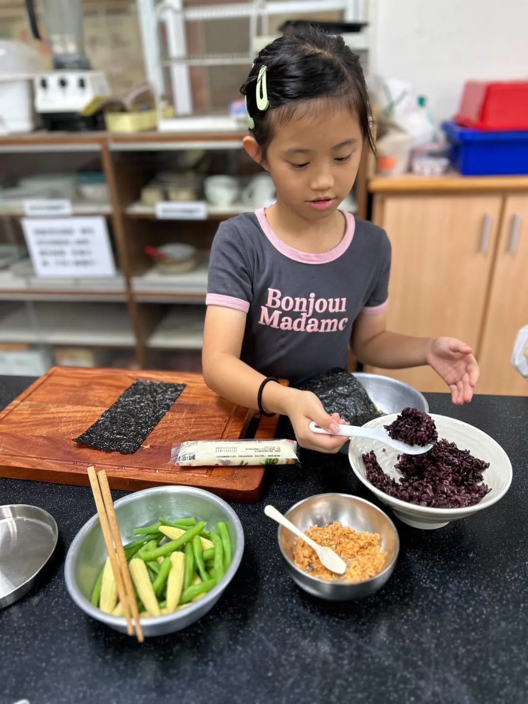 小朋友學習料理不同米食，體驗烹飪樂趣。龍肚國小提供