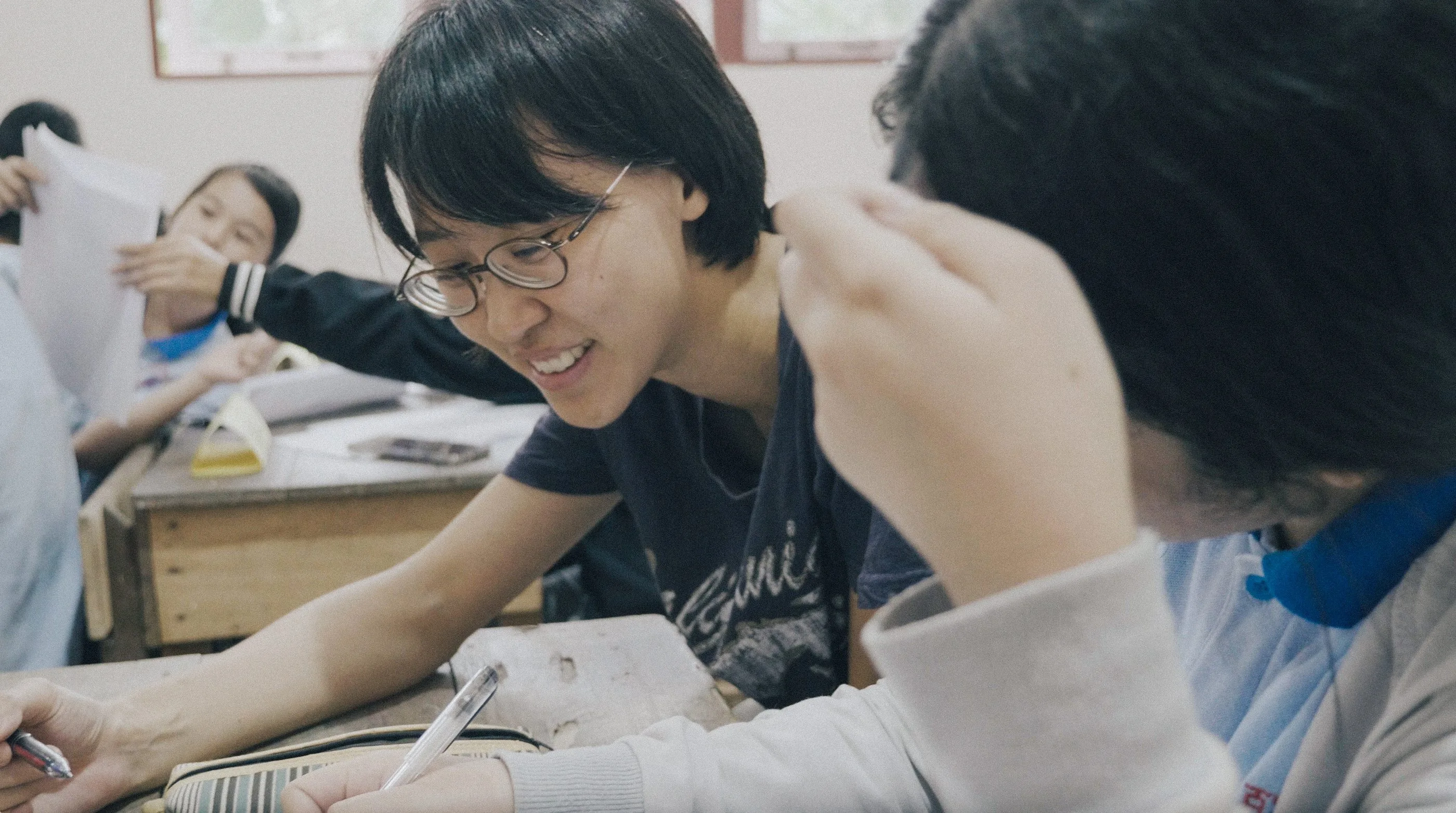 陳含瑜一對一引導帶領學生聚焦書寫主題。北市客基會提供