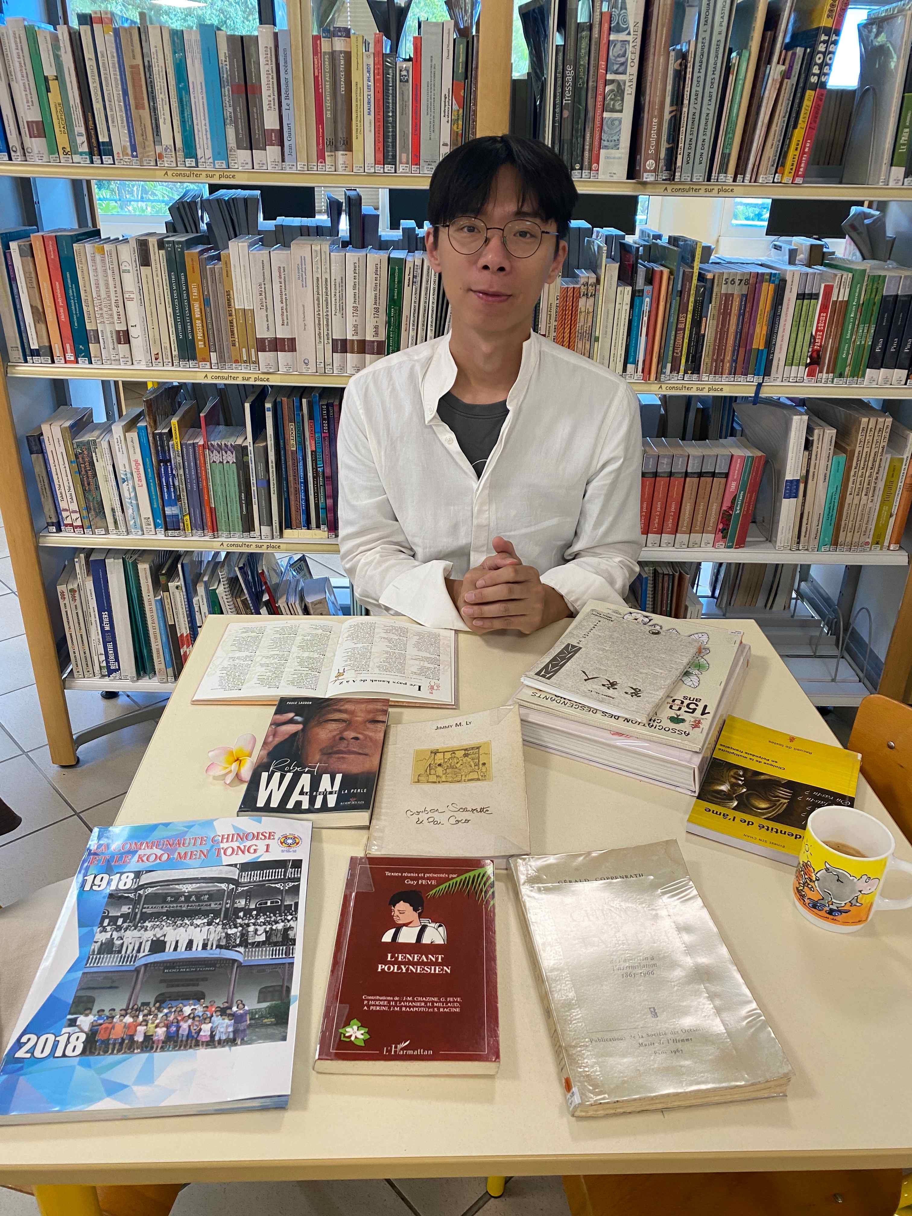 串流者江凱群於大學圖書館收集大溪地華人客家文獻。北市客基會提供
