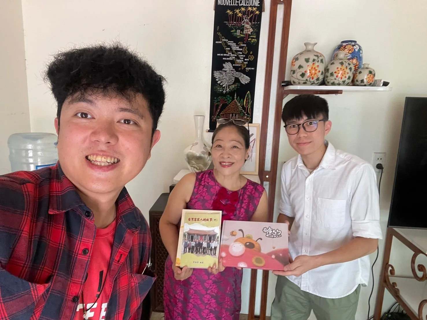串流者與范氏芳太副校長交流民族語言繪本。北市客基會提供