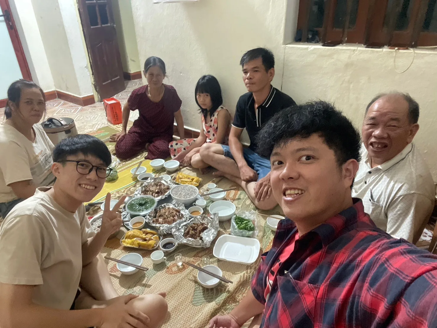 串流者拜訪亻厓族聚落與亻厓人吃捱族餐。北市客基會提供
