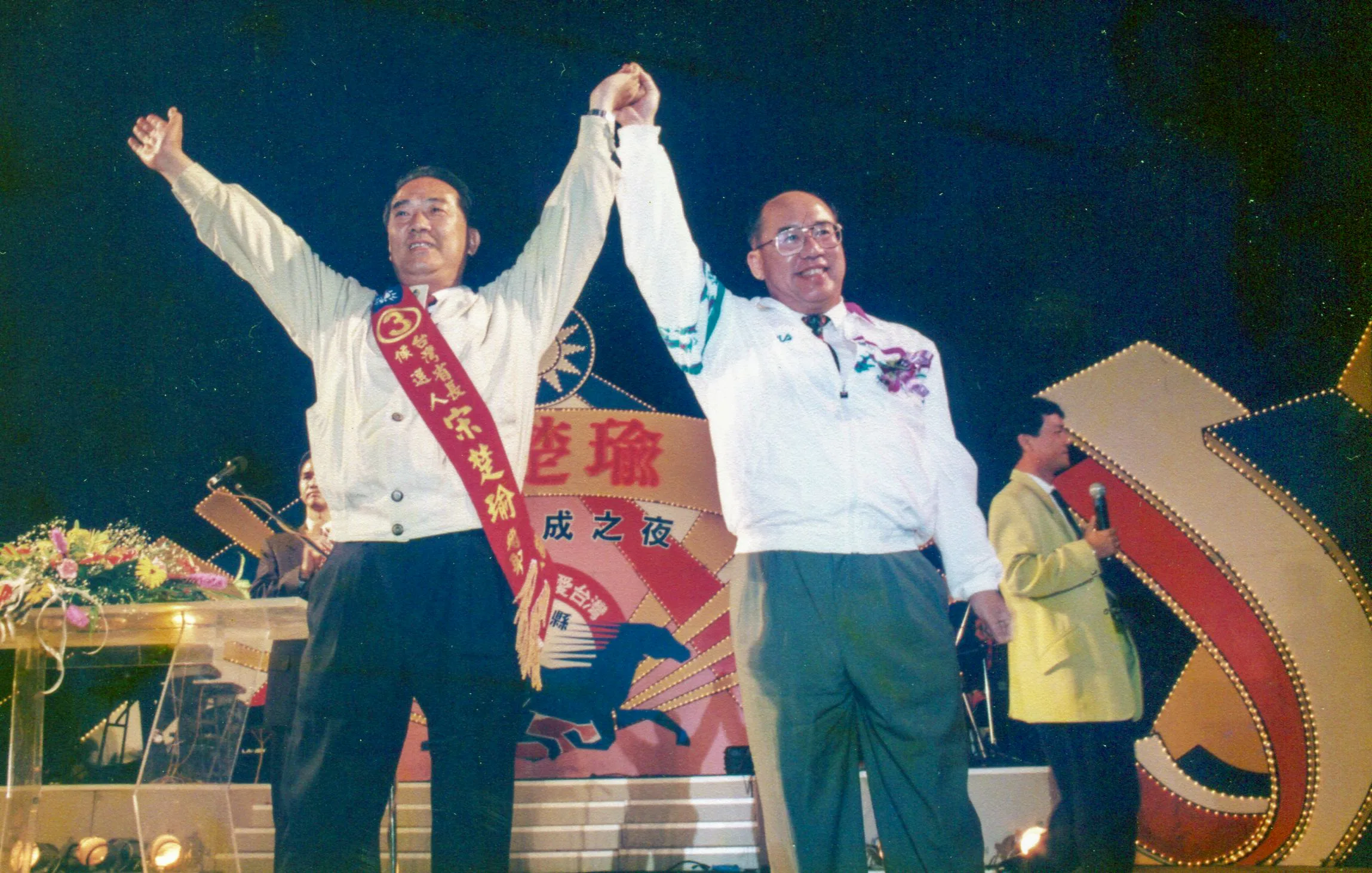 宋楚瑜因有李登輝「關愛的眼神」，1994年獲國民黨提名參選省長，吳伯雄只好黯然退出，但在省長選舉造勢場合，吳伯雄仍很有風度地賣力助選。廖志坤攝