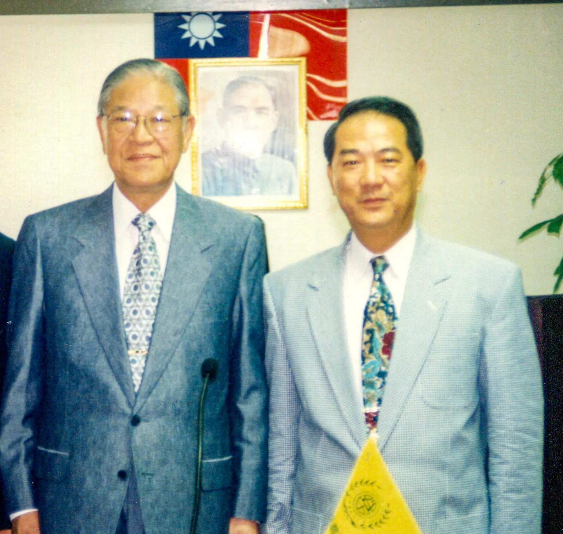 李登輝提名宋楚瑜參選省長時情同父子，但後來出現「葉爾欽效應」，李登輝又主導修憲凍省，形同「廢宋」，關係又變得形同水火。何來美攝