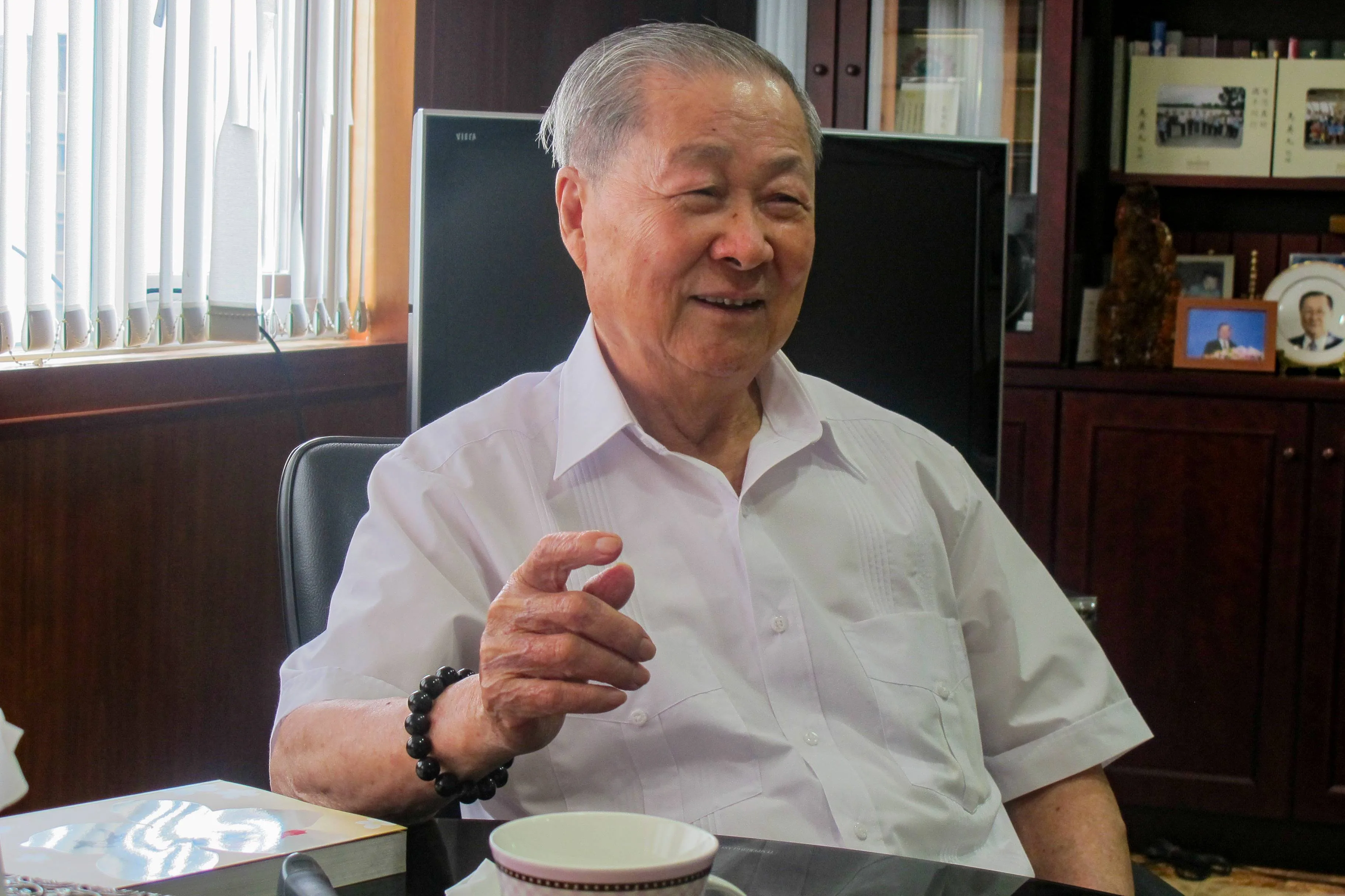 饒穎奇於1997年修憲凍省時是國民黨中央政策會執行長，他在立法院扮演大黨鞭角色，積極配合運作。何來美攝