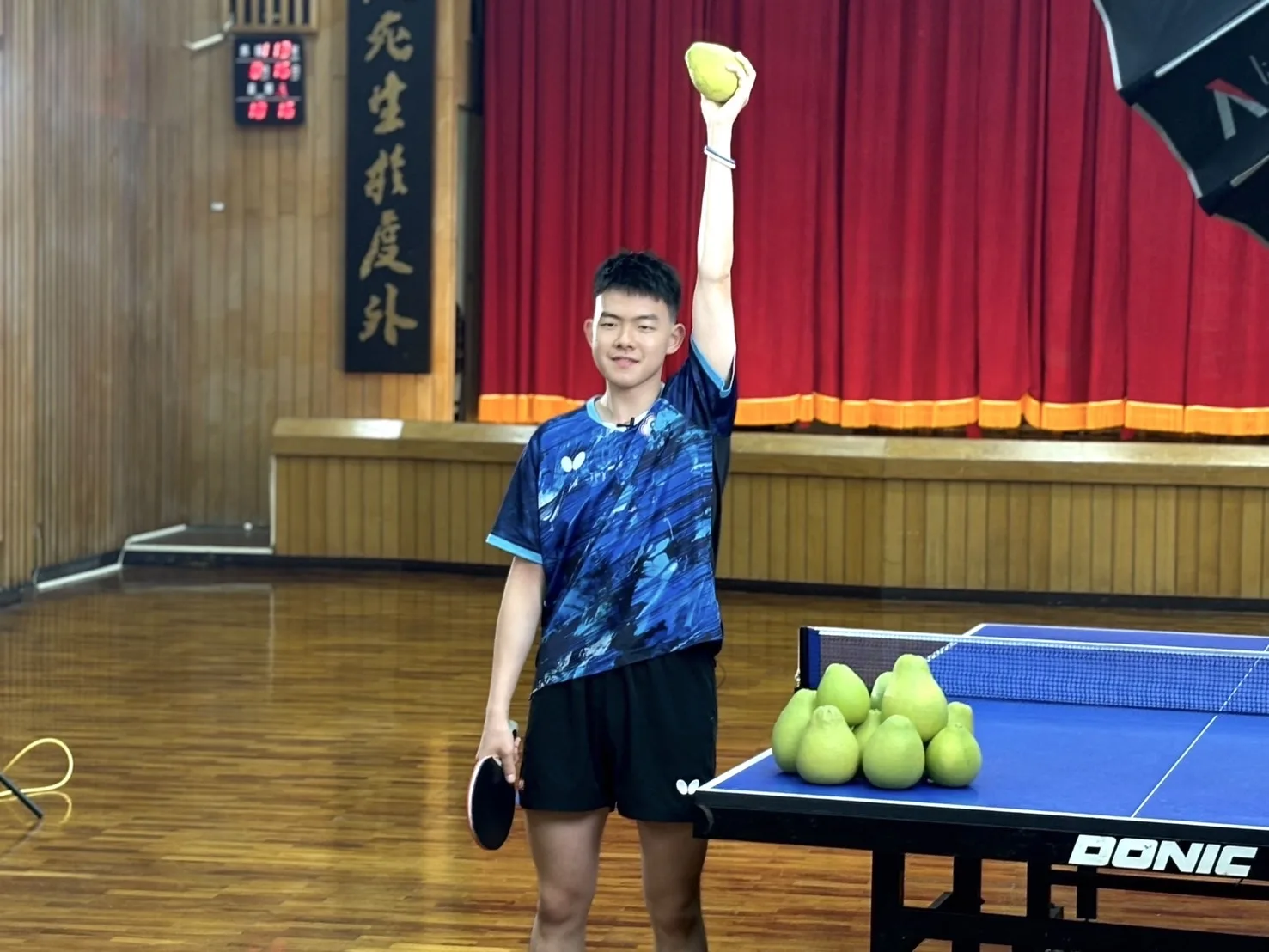 片中高承睿努力練習桌球，突然聽到有人喊「柚子同學」，他馬舉手喊「柚！」。農業部提供