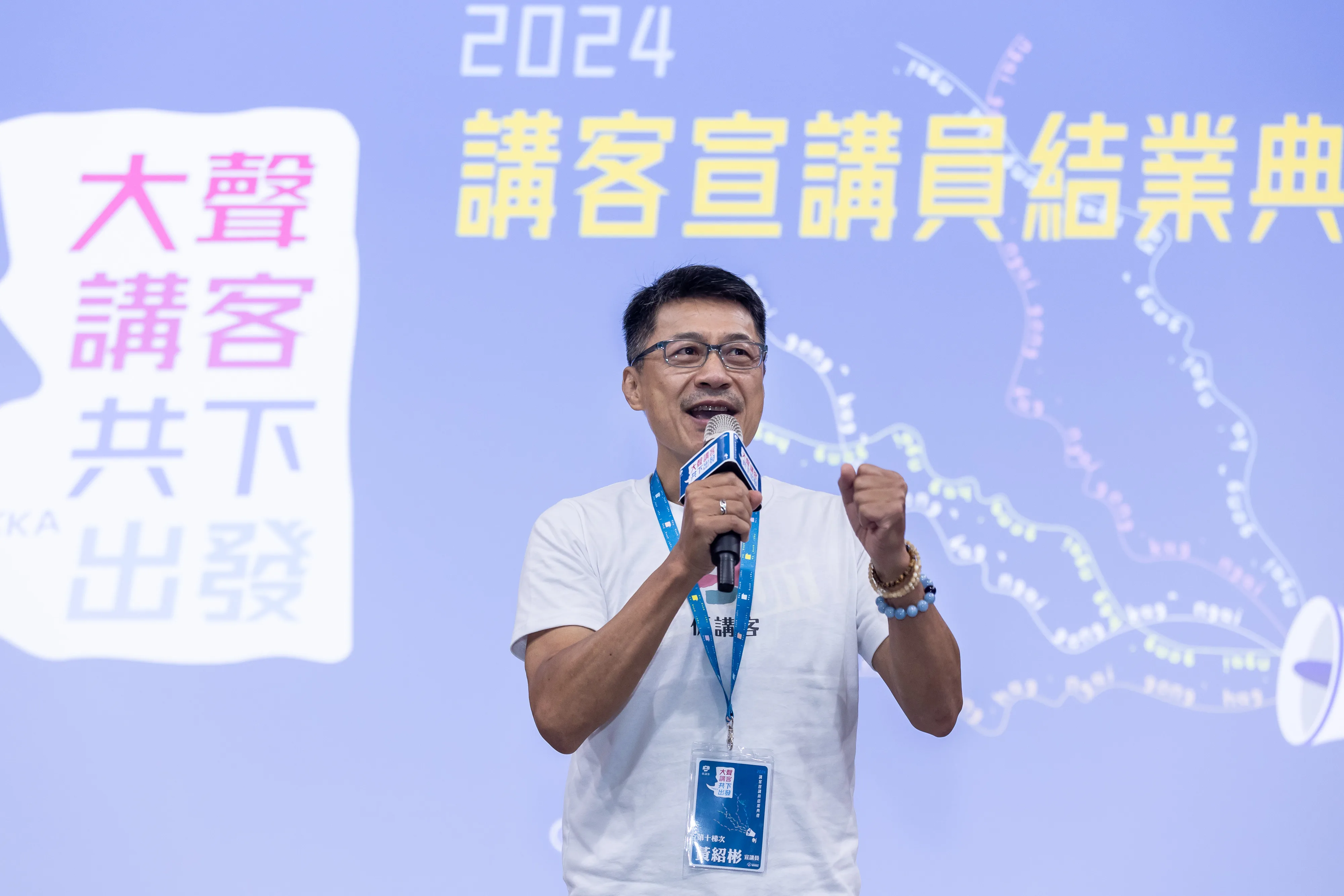 黃紹彬鼓勵大家收聽哈客網路學院的AI主播報新聞。