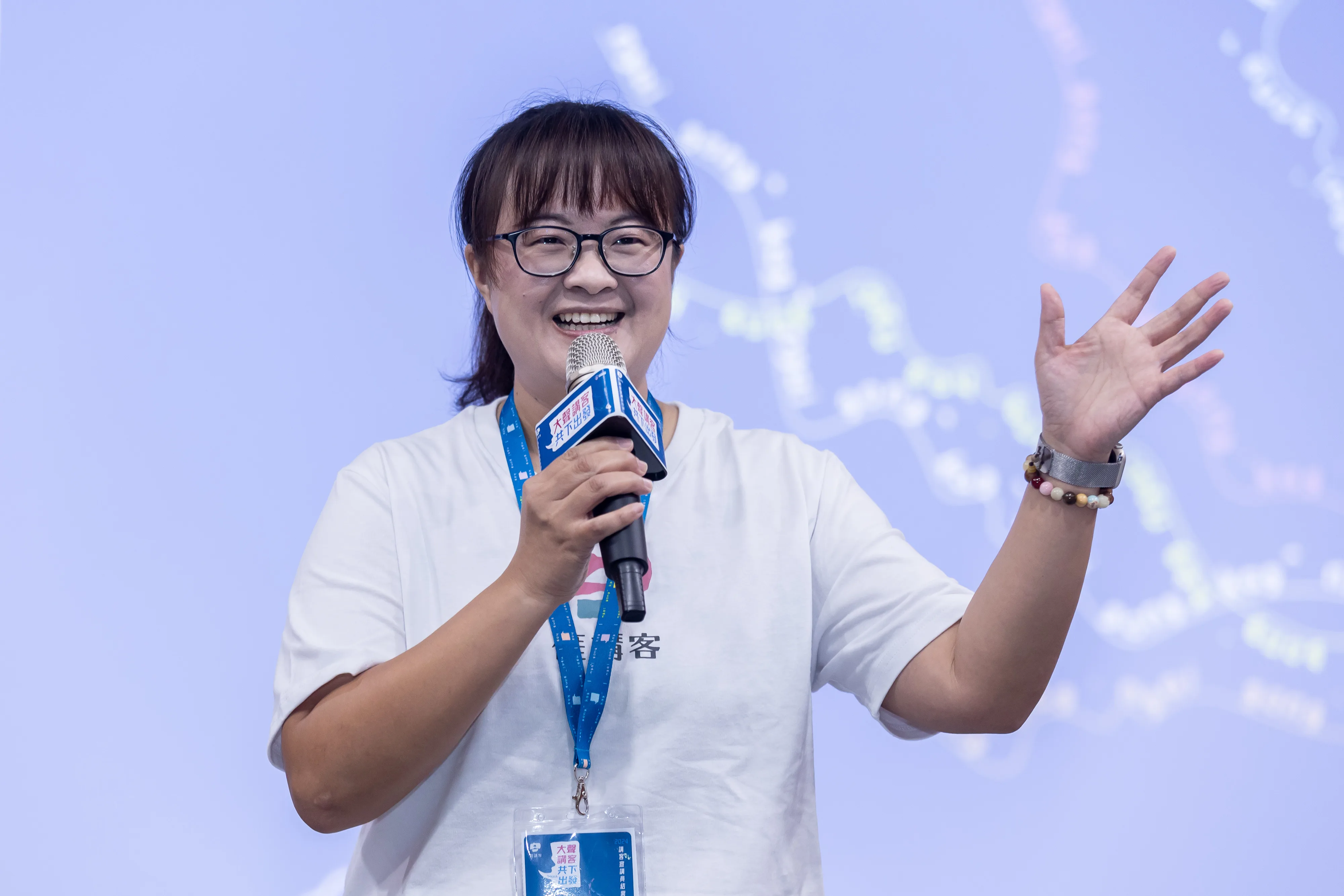 徐敏莉邀請大家參與文化部即將舉辦的國家語言發展論壇客語專場,用客語表達意見。客委會提供