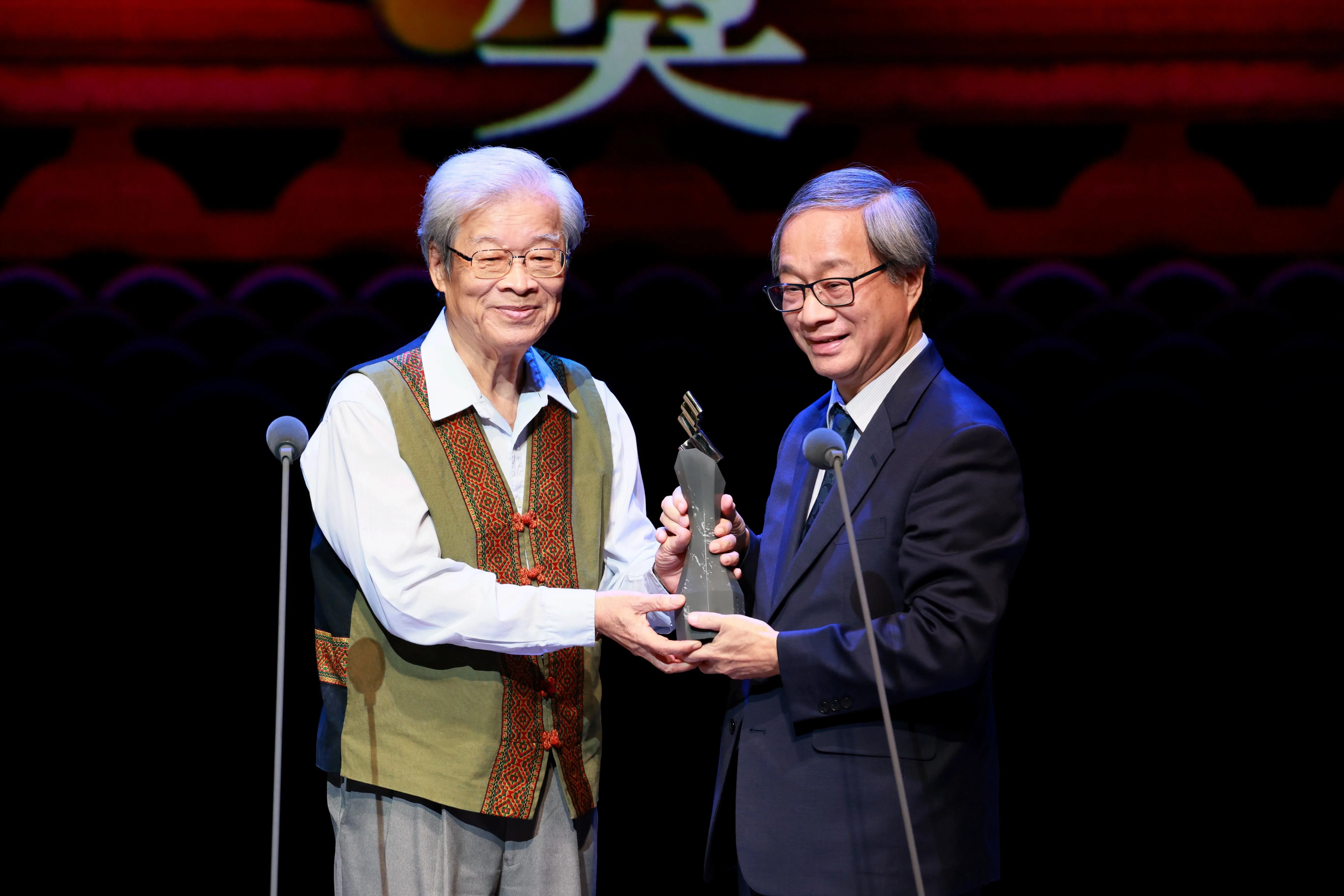 文化部長李遠(右)頒贈音樂類特別獎予得獎人駱維道(左)。文化部提供