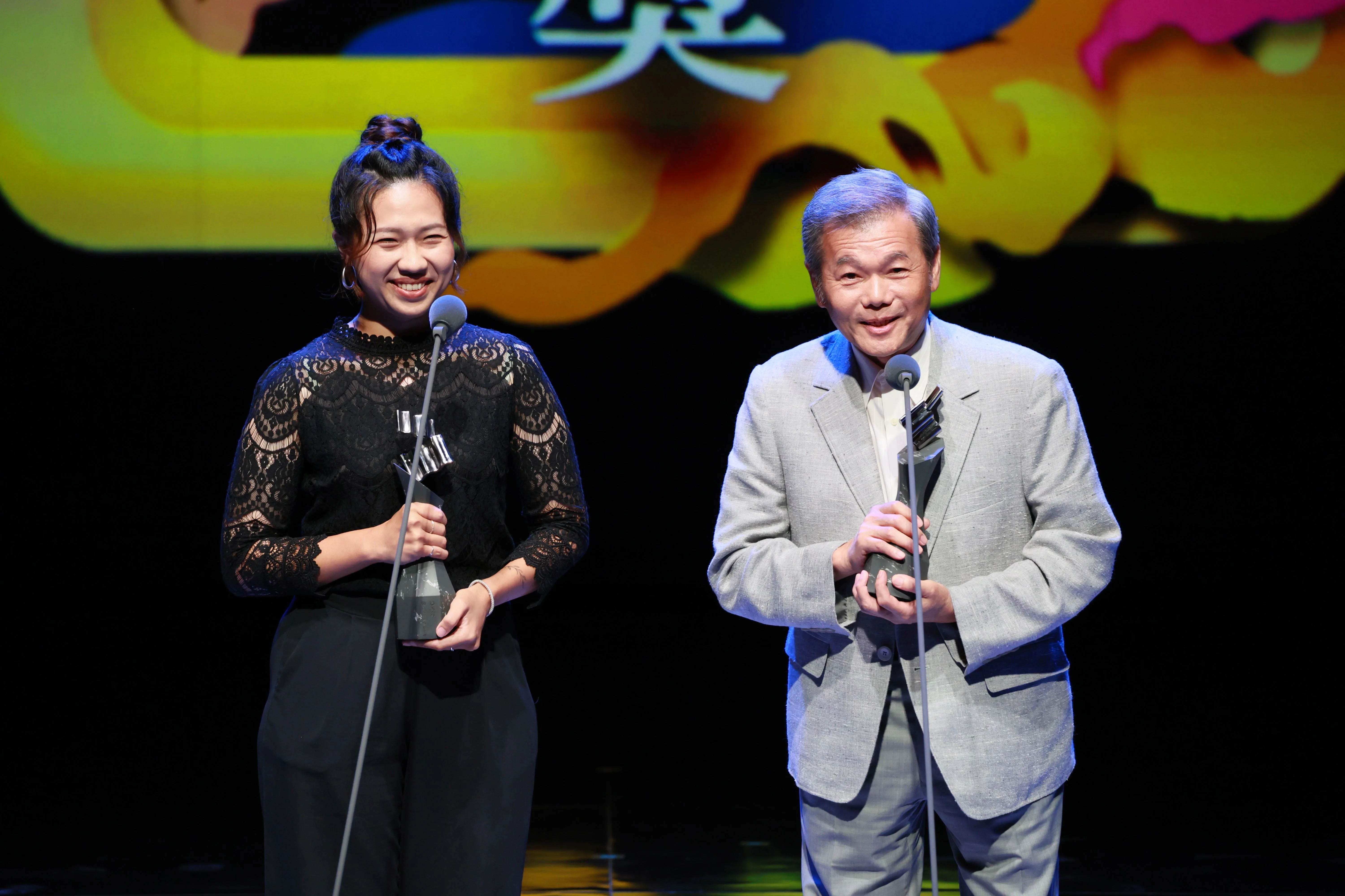 鄭榮興(右)、古雨玄(左)以榮興客家採茶劇團《蘭芳傳》,獲第三十五屆傳藝金曲獎「最佳音樂設計獎」。文化部提供