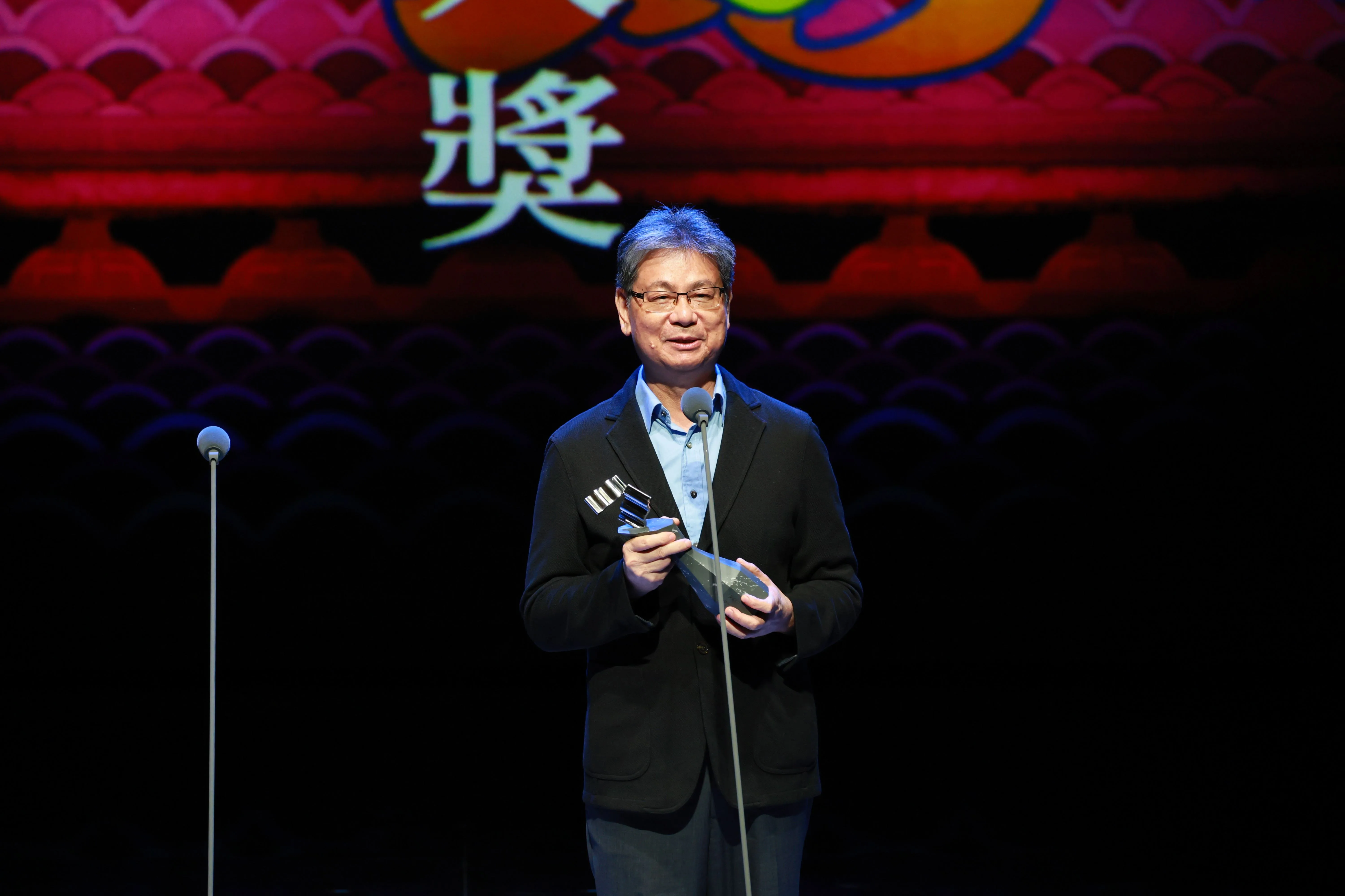吳榮順以《聽到噠仔聲就知庄中有大事》,榮獲第三十五屆傳藝金曲獎「最佳專輯製作人獎」。文化部提供