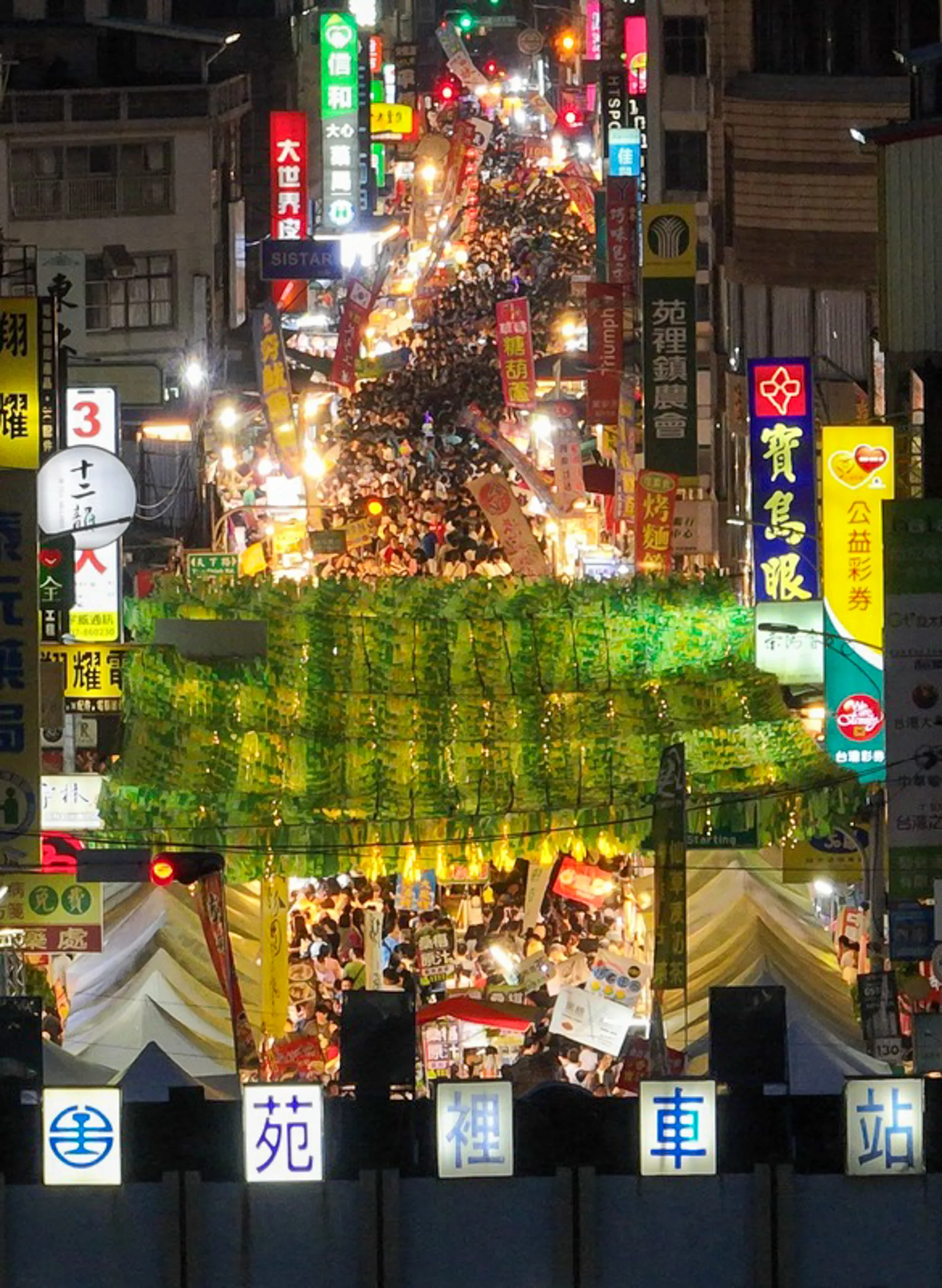 農曆7月30日鬼門關前夕，苗栗縣苑裡鎮一年一度的「鬼門關夜市」1日晚間吸引大批人潮前往朝聖，苑裡火車站前為公路、天下路等街道滿是人潮。中央社