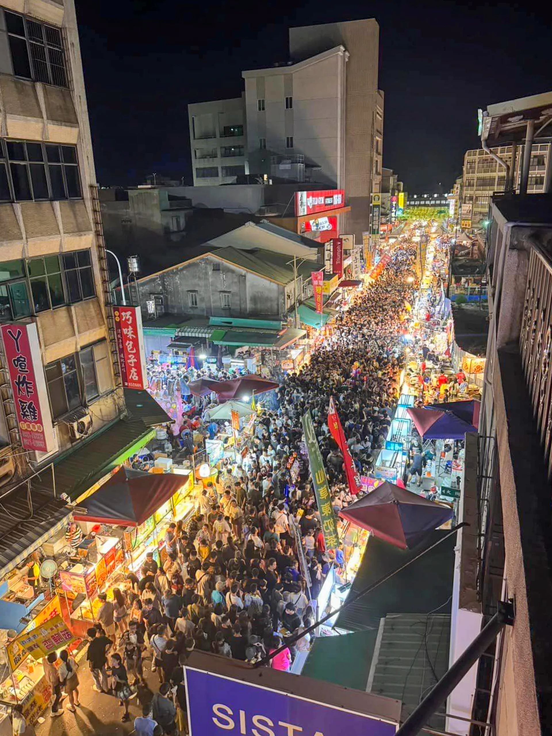 苗栗苑裡鬼門關夜市人潮爆棚。取自臉書「苑裡大小事」