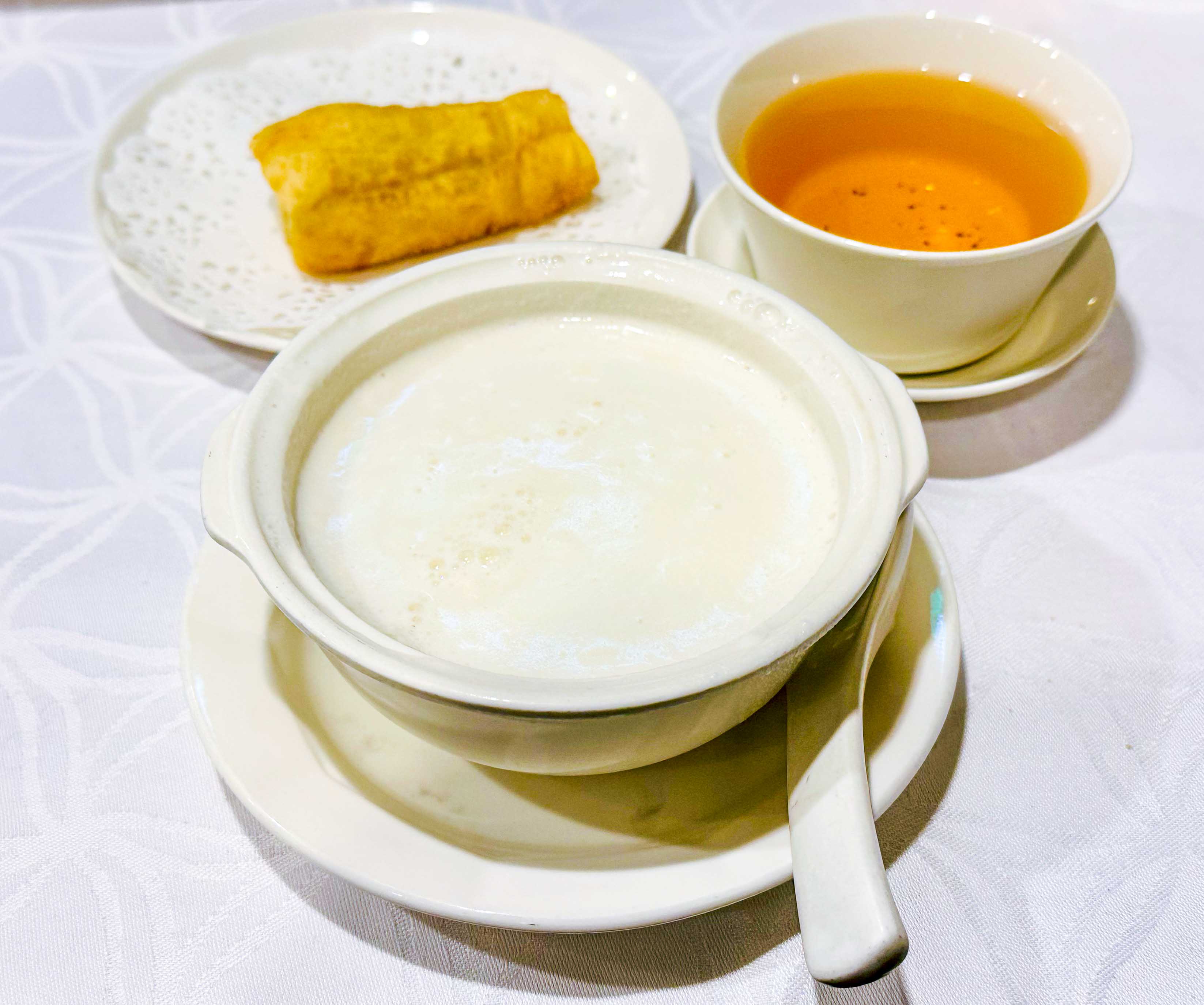 台灣人喝杏仁茶的標準配備是油條。蕭秀琴攝