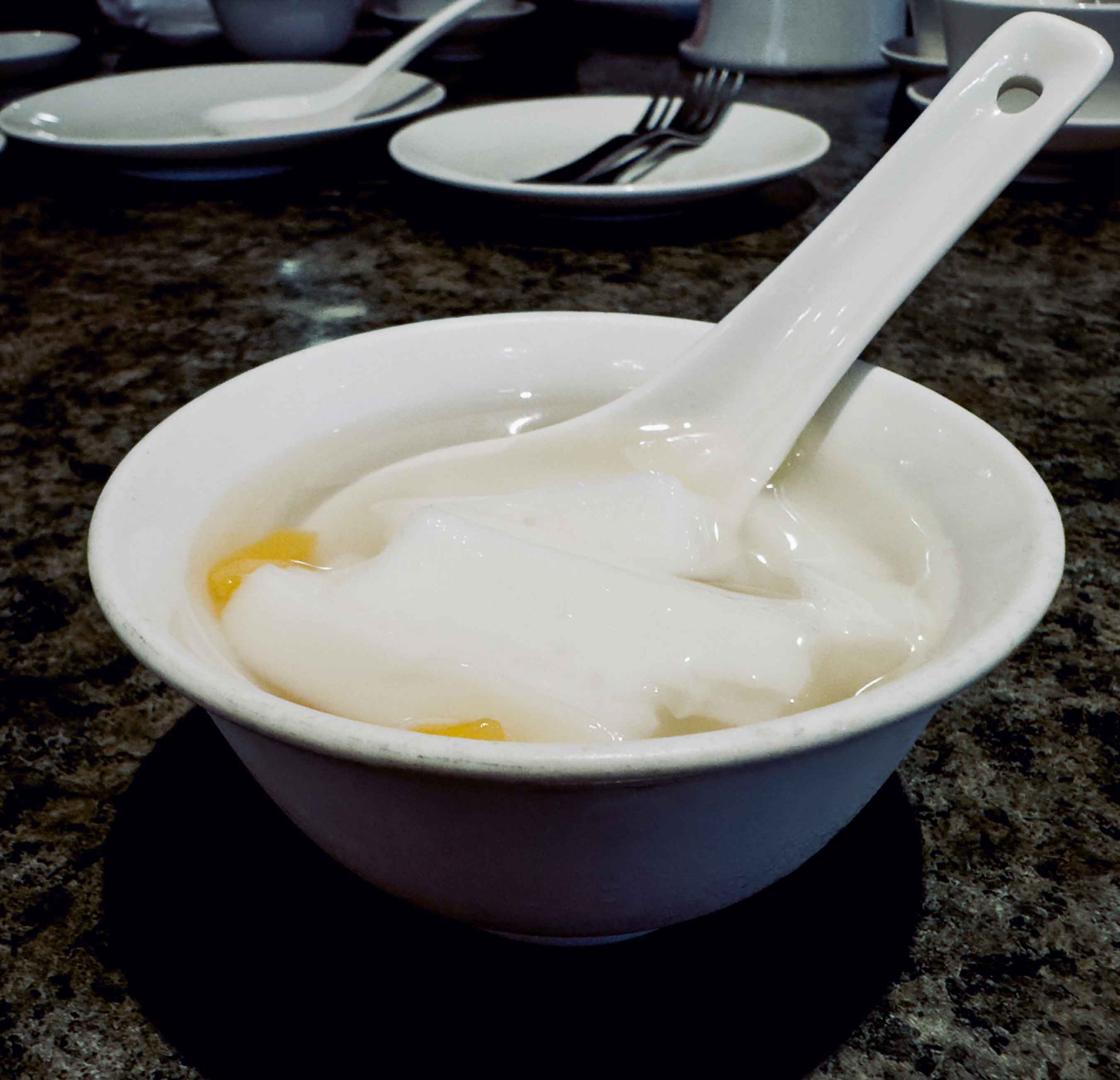餐廳裡的杏仁豆腐。蕭秀琴攝