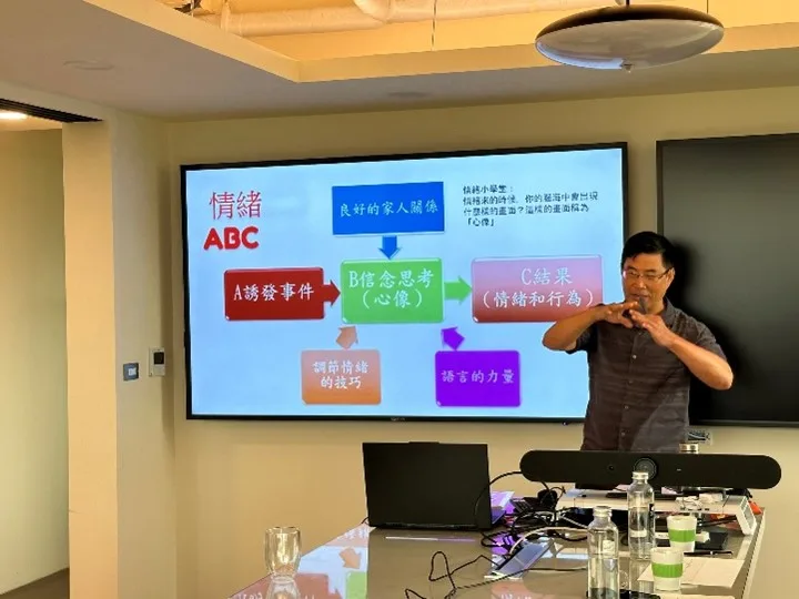 潘旭建主任帶領大家認識情緒。高雄市客委會提供