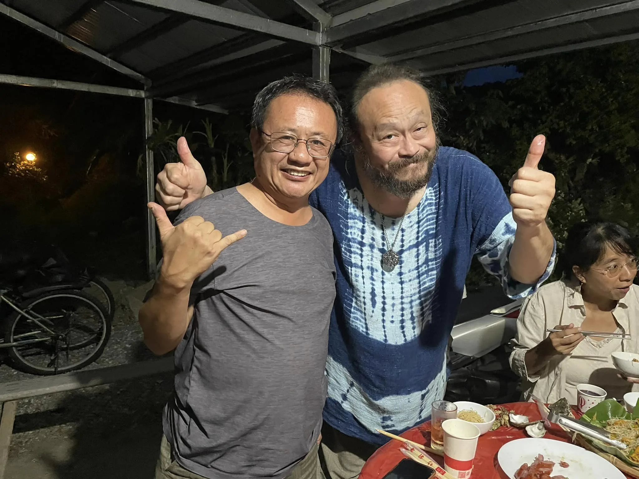 金曲歌王謝宇威（右）為工作坊駐村達半個月，體會富里的風土人情。花東深根及展演計畫提供