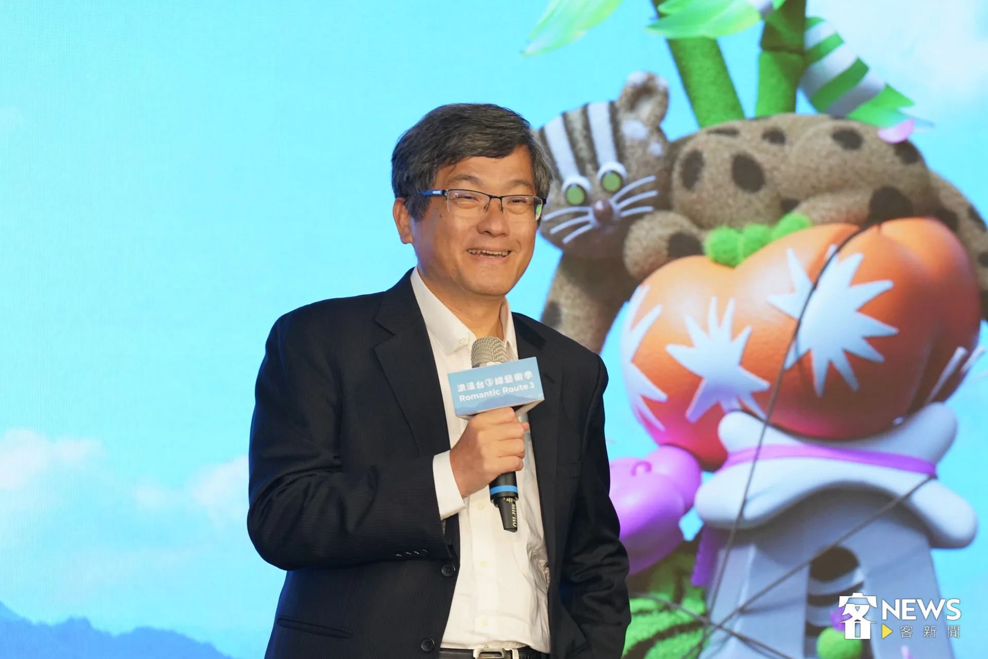 梁廷毓以北台三線這個原漢交錯邊界，尋求從不同的族群／空間方向推近「海峽中線」，作為自我的歷史協商。圖為本文作者客委會前主委楊長鎮出席台三線藝術季照片。