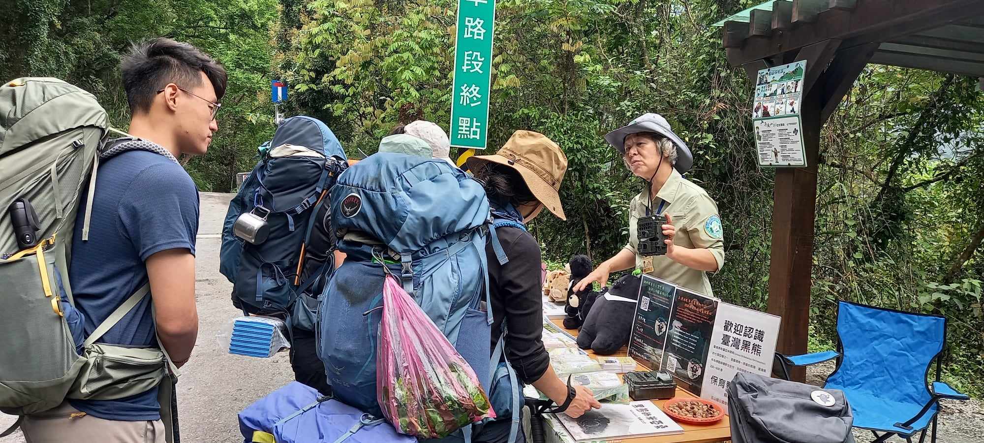 玉管處解說志工向山友解說臺灣黑熊的生態知識及研究器材。翻攝自玉山國家公園臉書