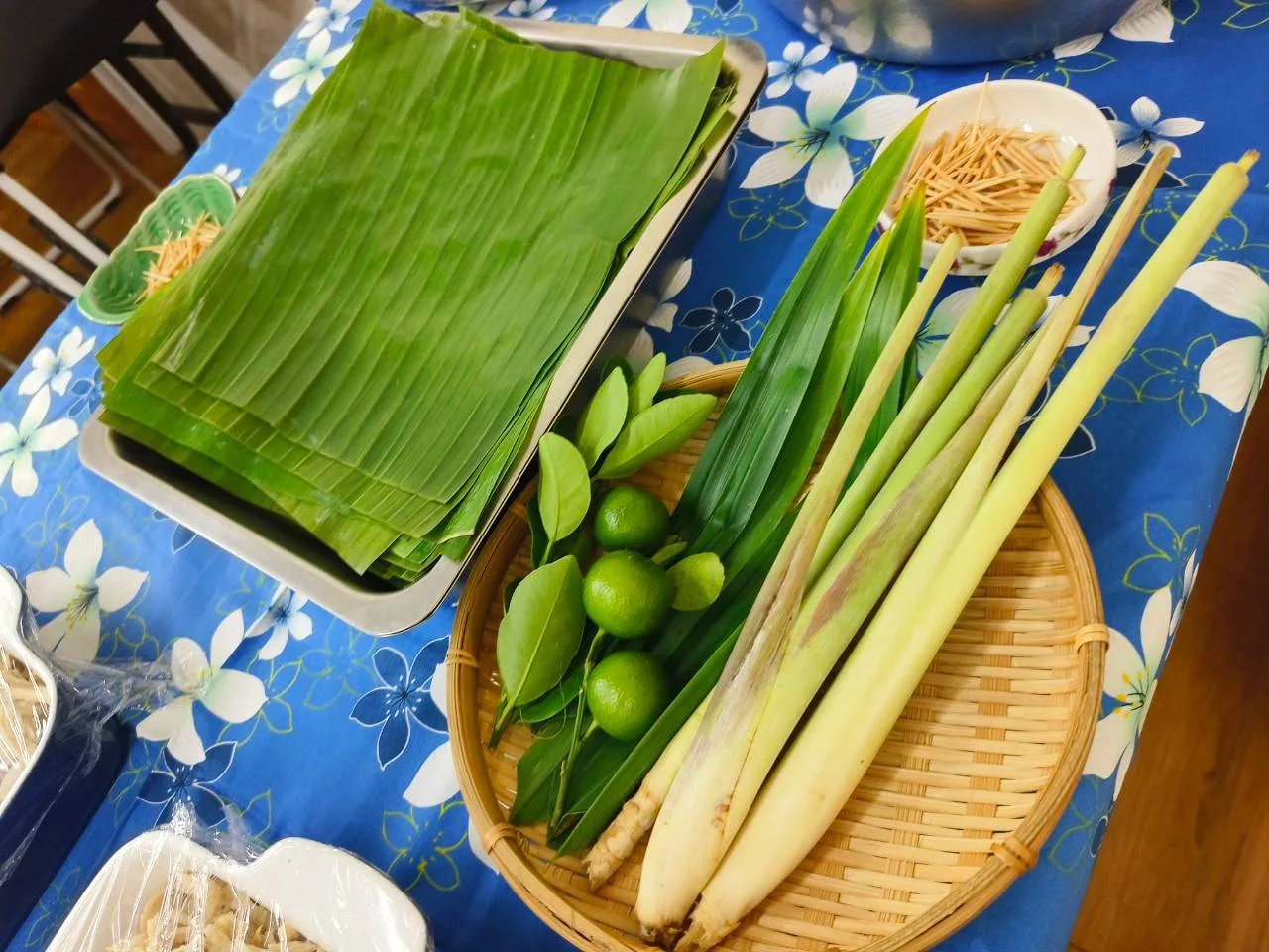 印尼料理常見食材，左起香蕉葉、酸桔、香茅。作者提供