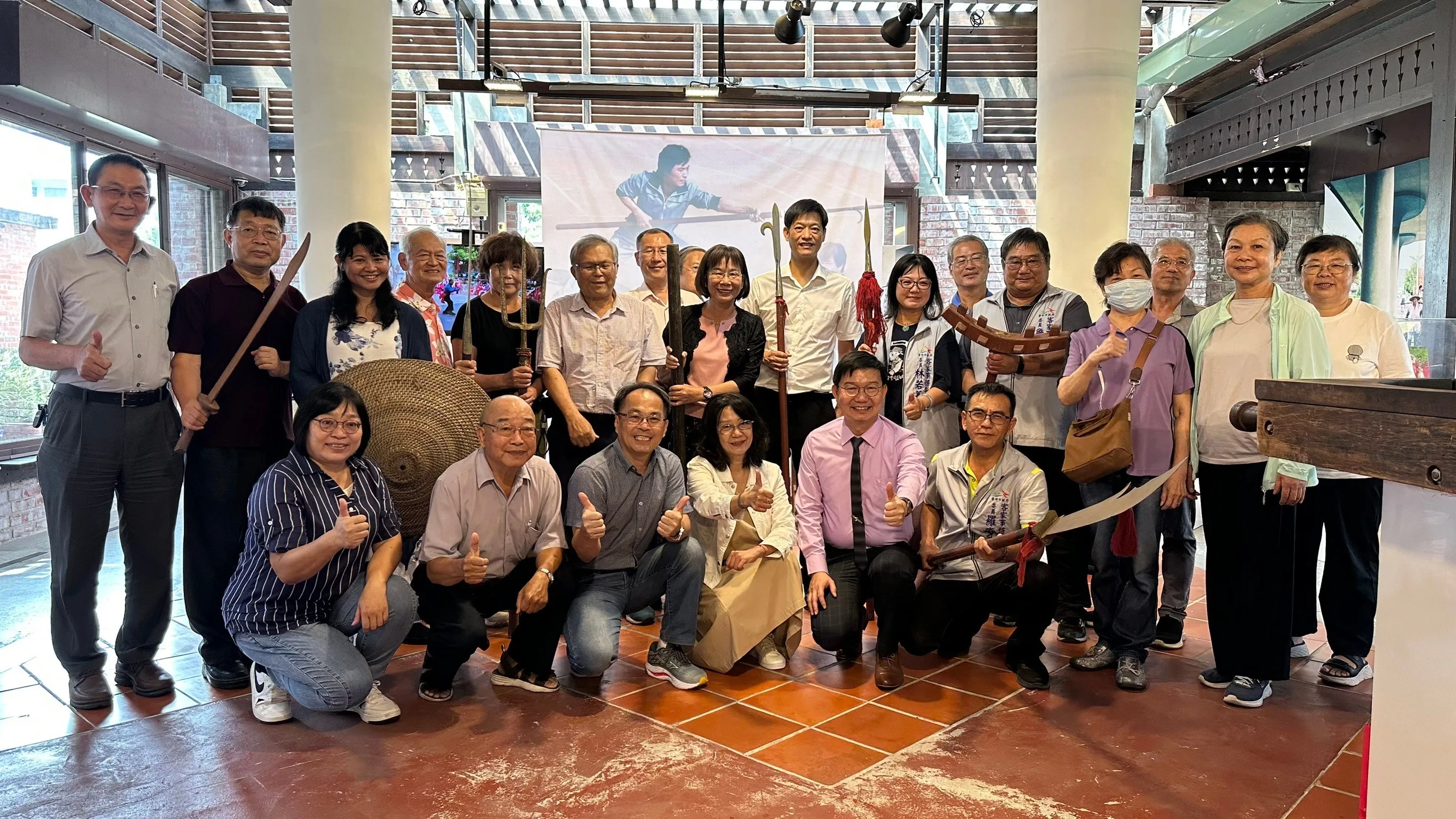 與談人及貴賓於東勢客家文化園區的客家武術展區大合照。台中市政府客家事務委員會提供