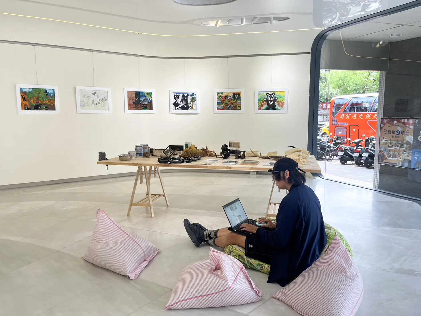 2023第二屆台灣黑熊繪畫季的參賽作品合辦展覽（資料照）。翻攝自台灣黑熊保育協會