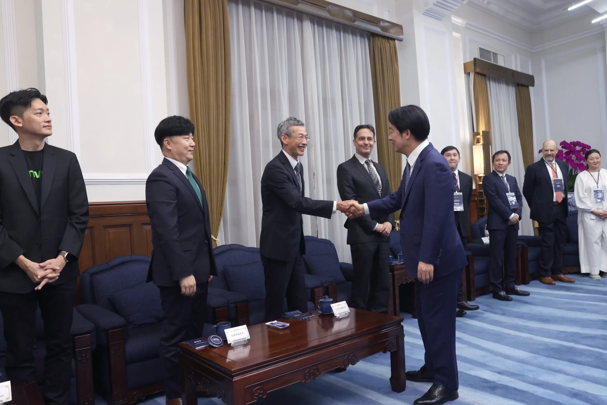 總統賴清德接見持有就業金卡的國際人才。總統府提供