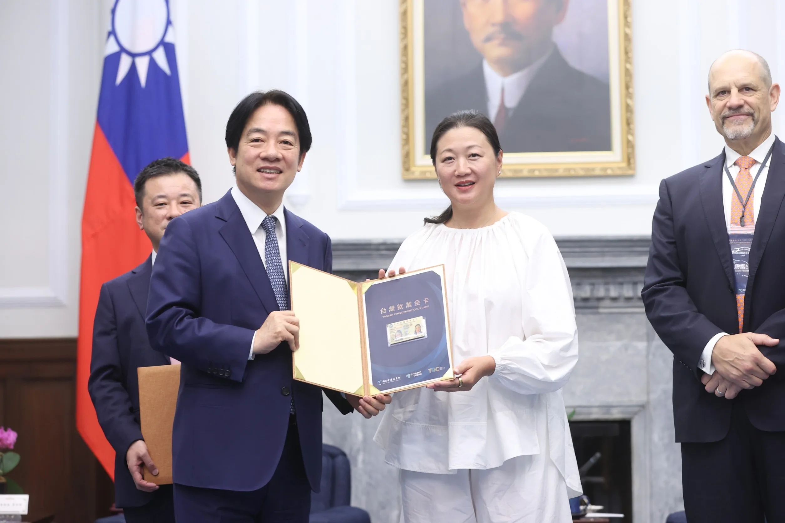 總統賴清德頒發就業金卡並與優秀持卡人合影。總統府提供