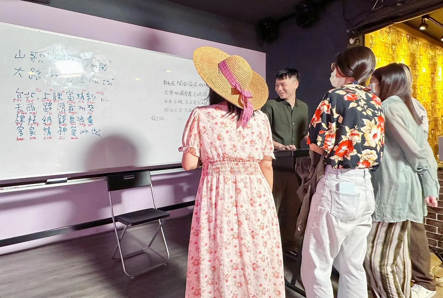 《野Song野Hakka》對客語歌詞的運用教學也十分著墨。翻攝自王旻瑛 – 小豬姐姐 臉書