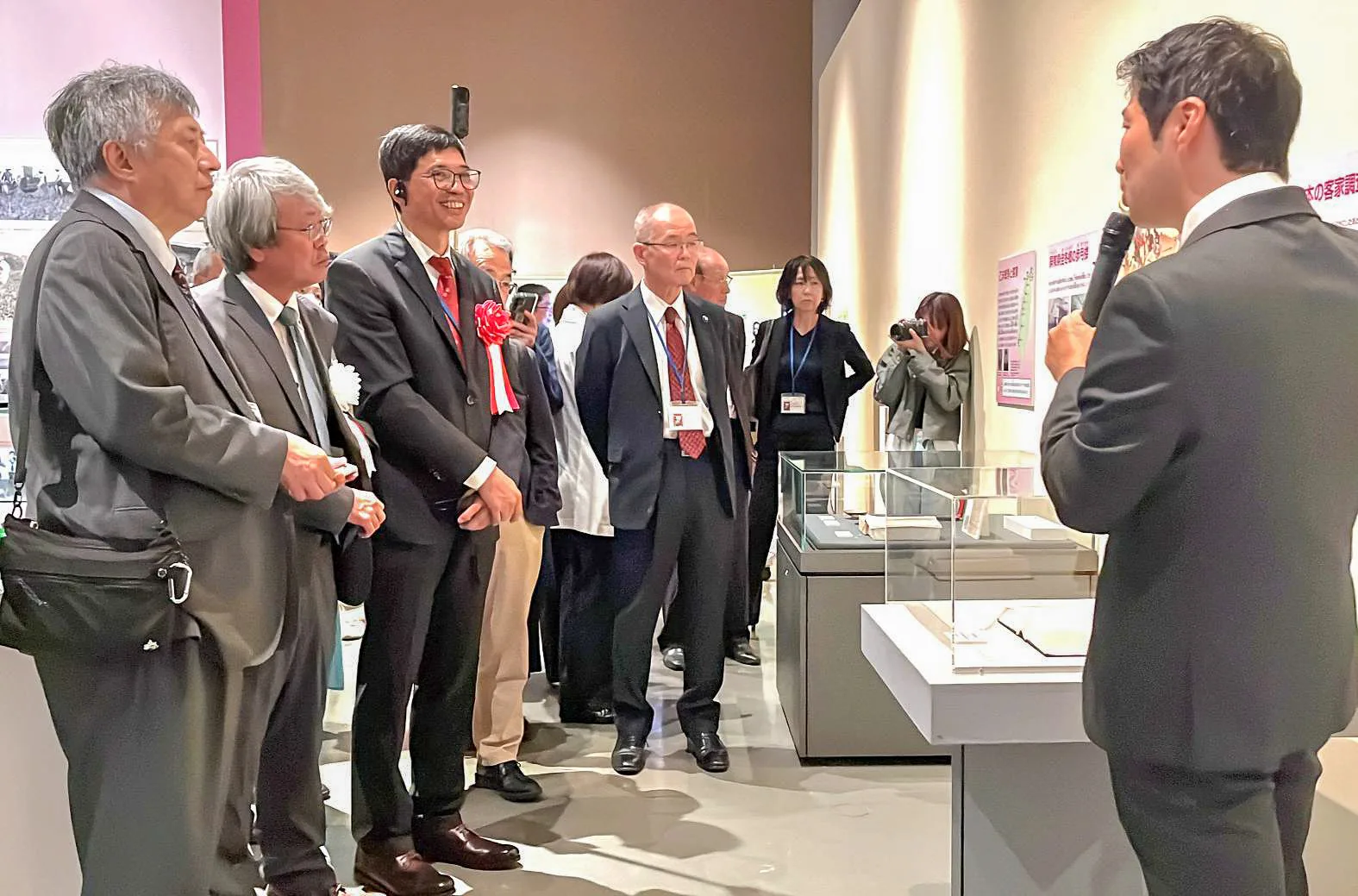 由蕭庸雄醫師、吉田憲司館長、何金樑主任、田岡實千年市長聆聽河合洋尚教授導覽解說展區特色。客發中心提供