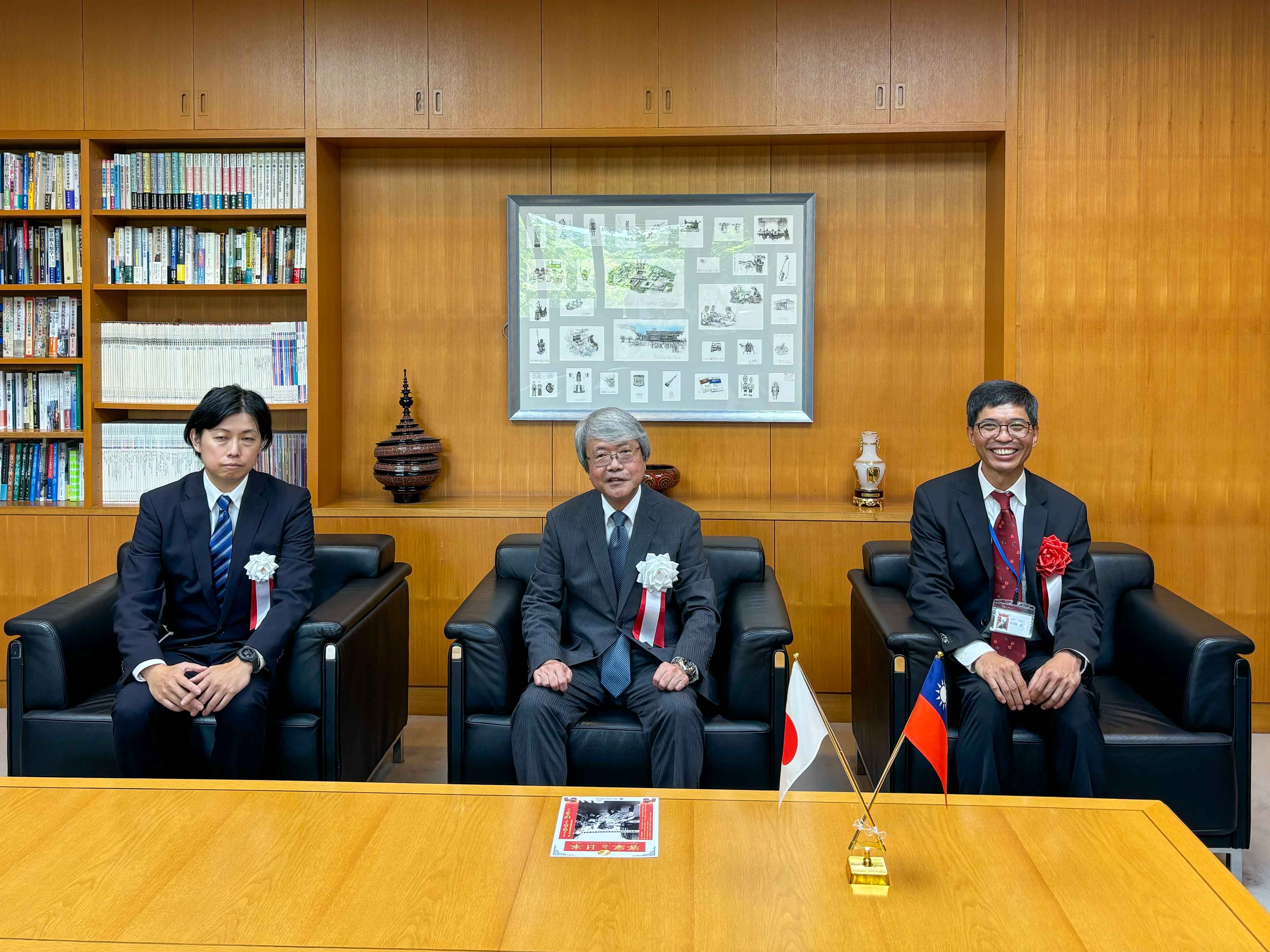 客發中心何主任金樑與民博吉田憲司館長、奈良雅史副教授合影。客發中心提供