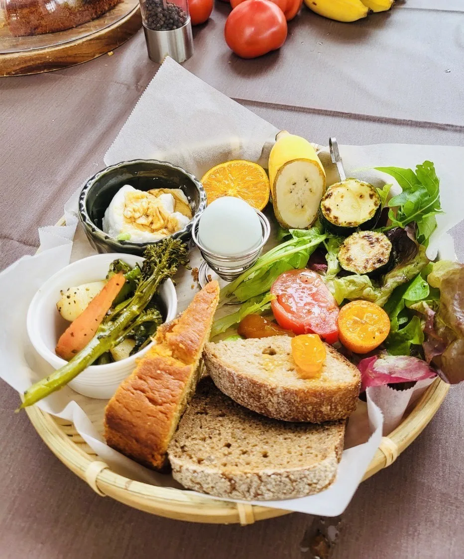 學習用野菜做料理。客基會提供