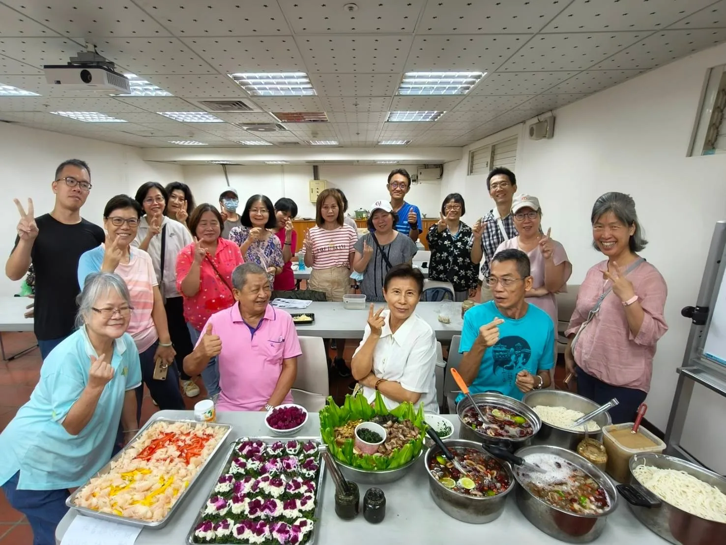 舉辦一系列課程,學員學習用野菜作料理,市集活動中提供民眾品嚐。客基會提供