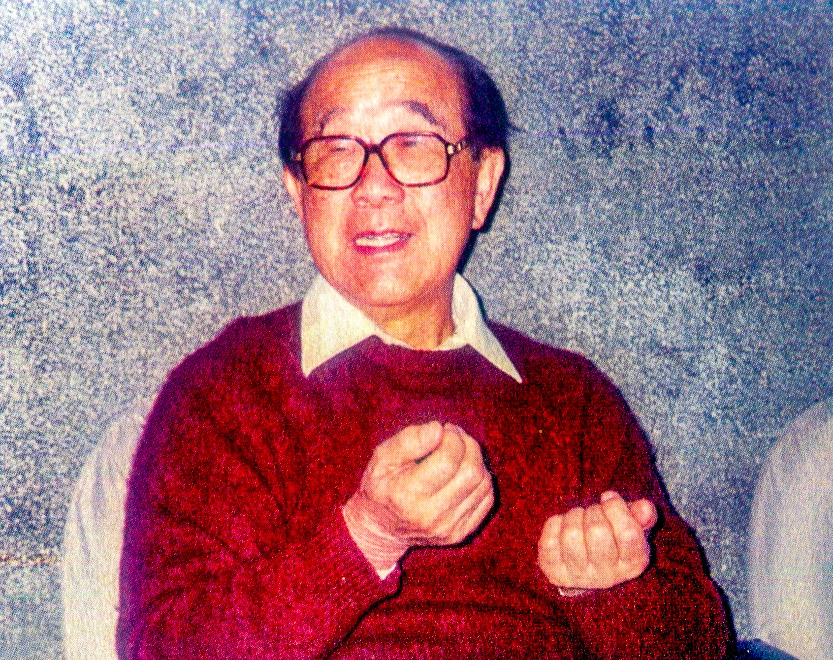 苗栗《民生報》創辦人謝金俊(1914﹣2007)是留日知名攝影家,曾在日本擔任3年攝影記者,拍過不少珍貴新聞照,他是「苗栗詩仙」賴江質的妹婿。何來美攝