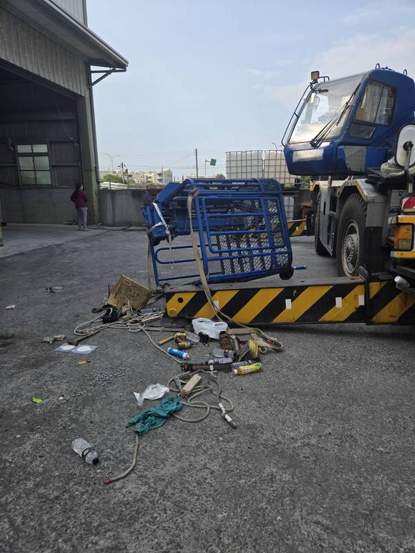 雲林虎尾飼料廠4日發生工安意外，因吊籃斷裂墜落地面（圖），造成3人死亡，1人重傷。民眾提供