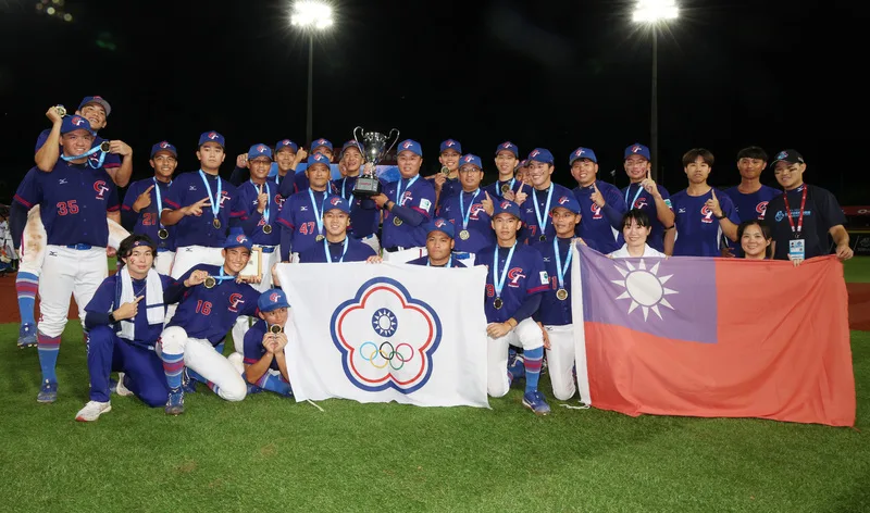 台灣隊以6比1擊敗日本，睽違17年奪冠，為隊史亞青第3冠，賽後全隊開心留影。中央社