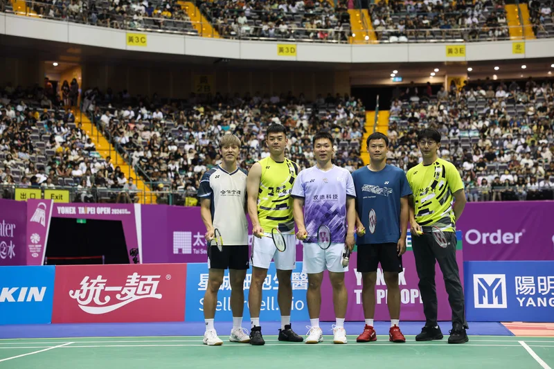 李洋（中）過去的搭檔，國高中同學江聿偉（右2）、國際賽學長李哲輝（左1），拿下2面奧運金牌的王齊麟（左2）都到場祝福。右為教練陳宏麟。中央社