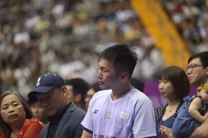 李洋（前右）8日晚間在台北羽球公開賽後舉行引退儀式，觀看祝福影片時，忍不住落淚。中央社