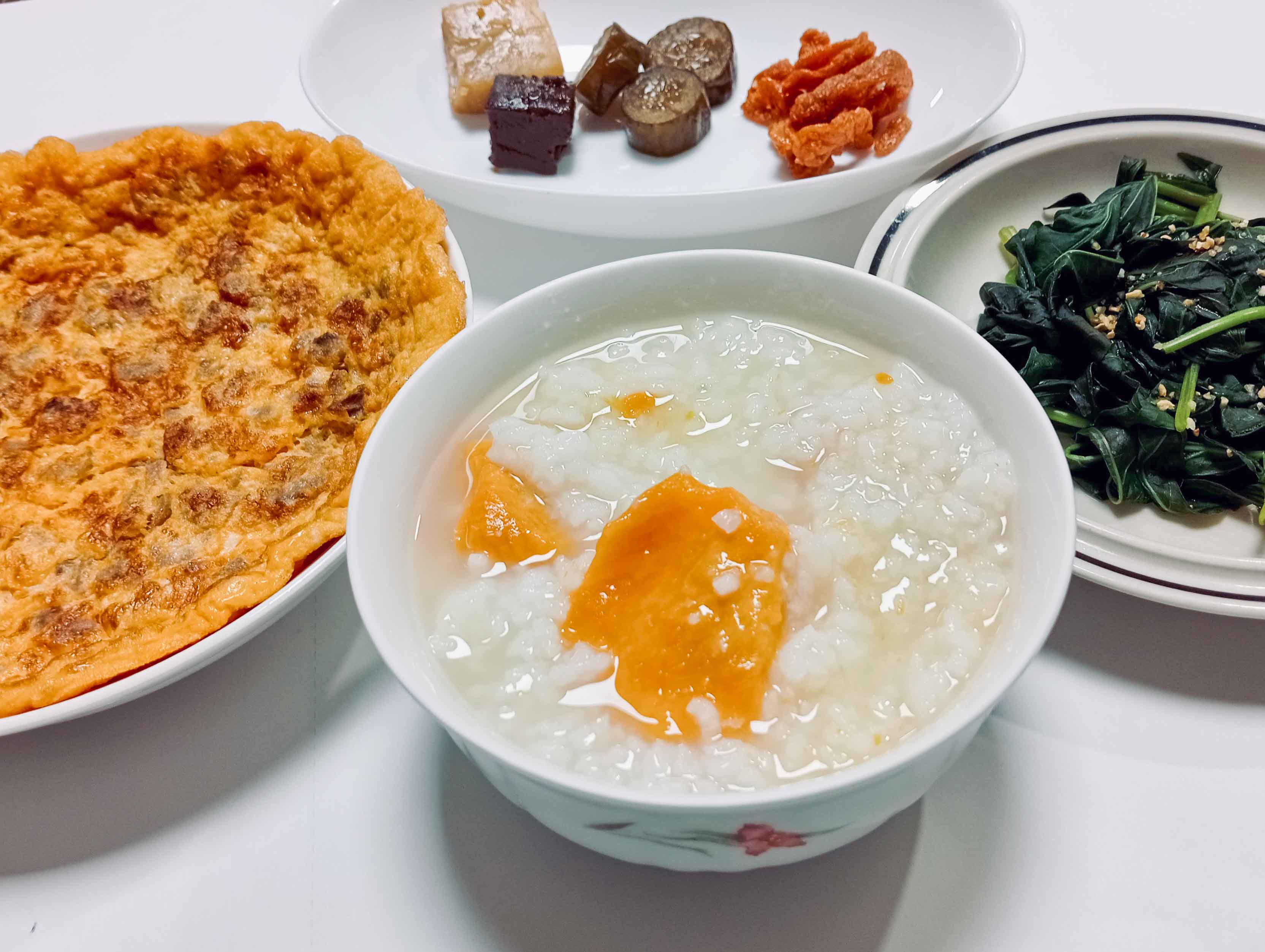台灣人吃番薯糜的標準配備，蕃薯葉、菜脯蛋和豆腐乳、花瓜和豆棗等佐餐惣菜。蕭秀琴攝