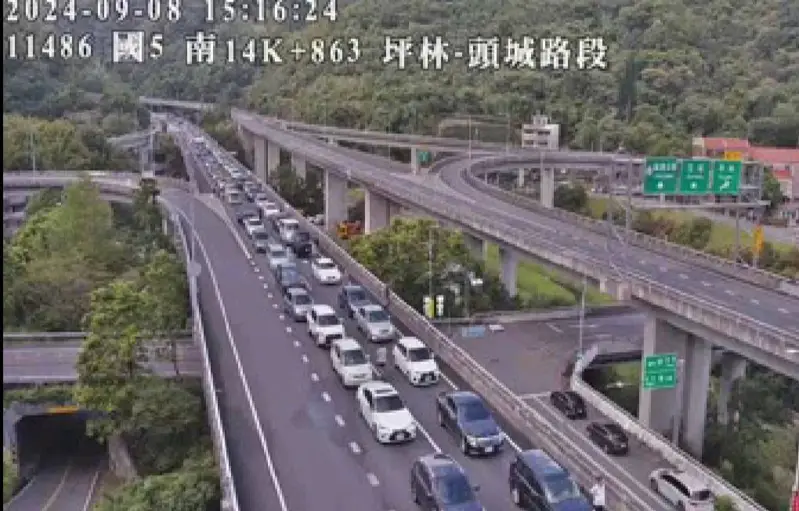國5雪山隧道發生火燒車,南北向車道全線封閉,車流回堵6公里。截自高公局路況即時系統