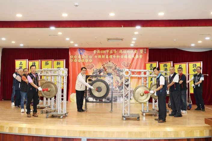 台南鹿耳門天后宮與台南市長黃偉哲(中著米色外套)宣布將於今年11月舉辦媽祖姊妹會。台南市政府提供