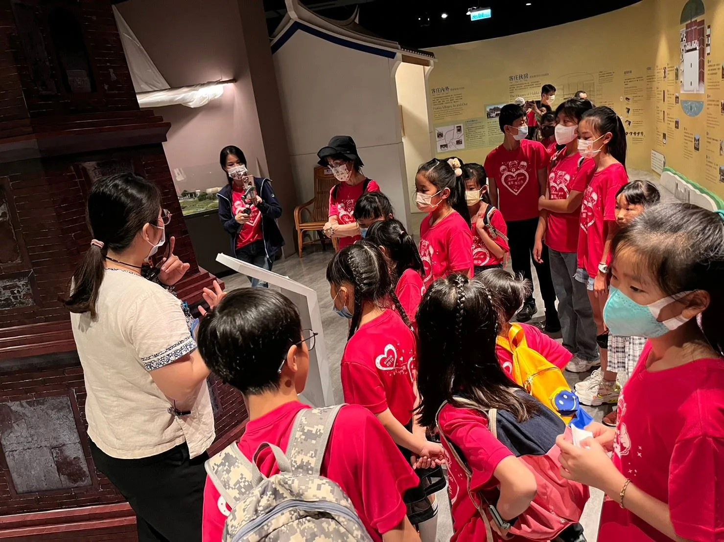 新竹縣政府推動校園學習課語風氣，圖為學生參觀六堆客家文化園區。新竹縣政府提供