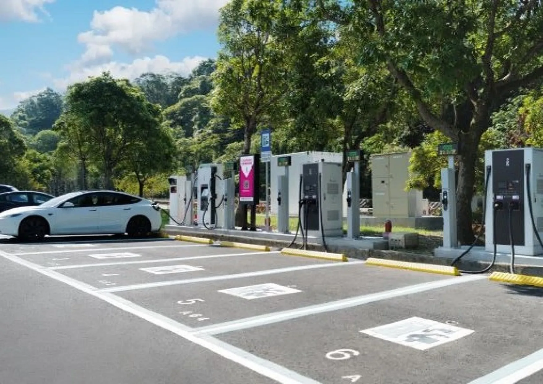 石碇服務區電動車快充站。高速公路局提供