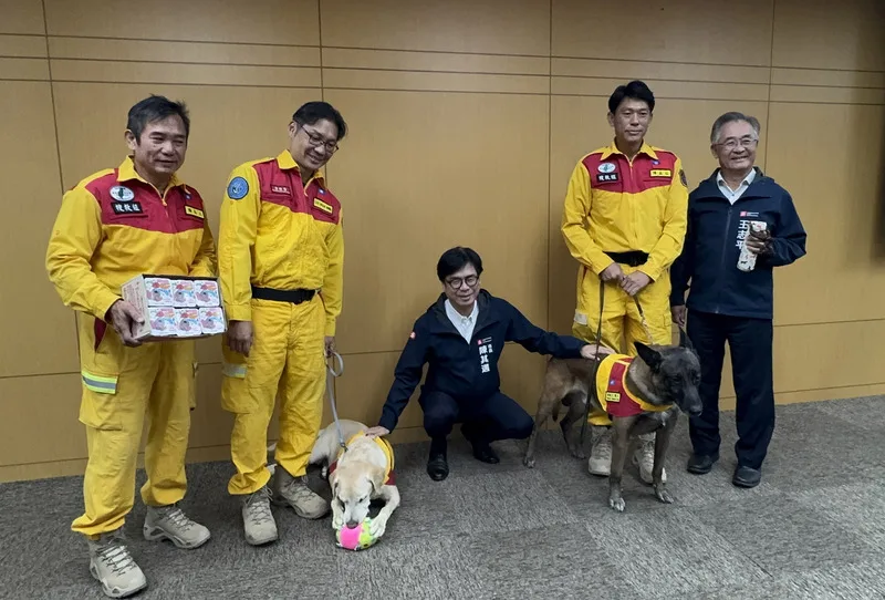 高雄市長陳其邁今（10）日致贈搜救犬隊食品與小玩具，肯定搜救犬亮眼表現。中央社