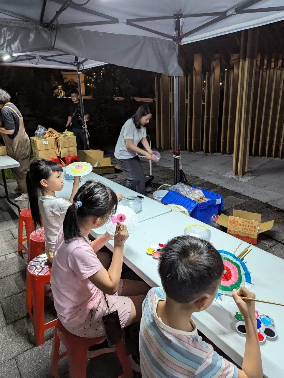 除了劇團表演，小朋友還可以體驗客家油紙傘彩繪。台北市政府客家事務委員會提供<span style=